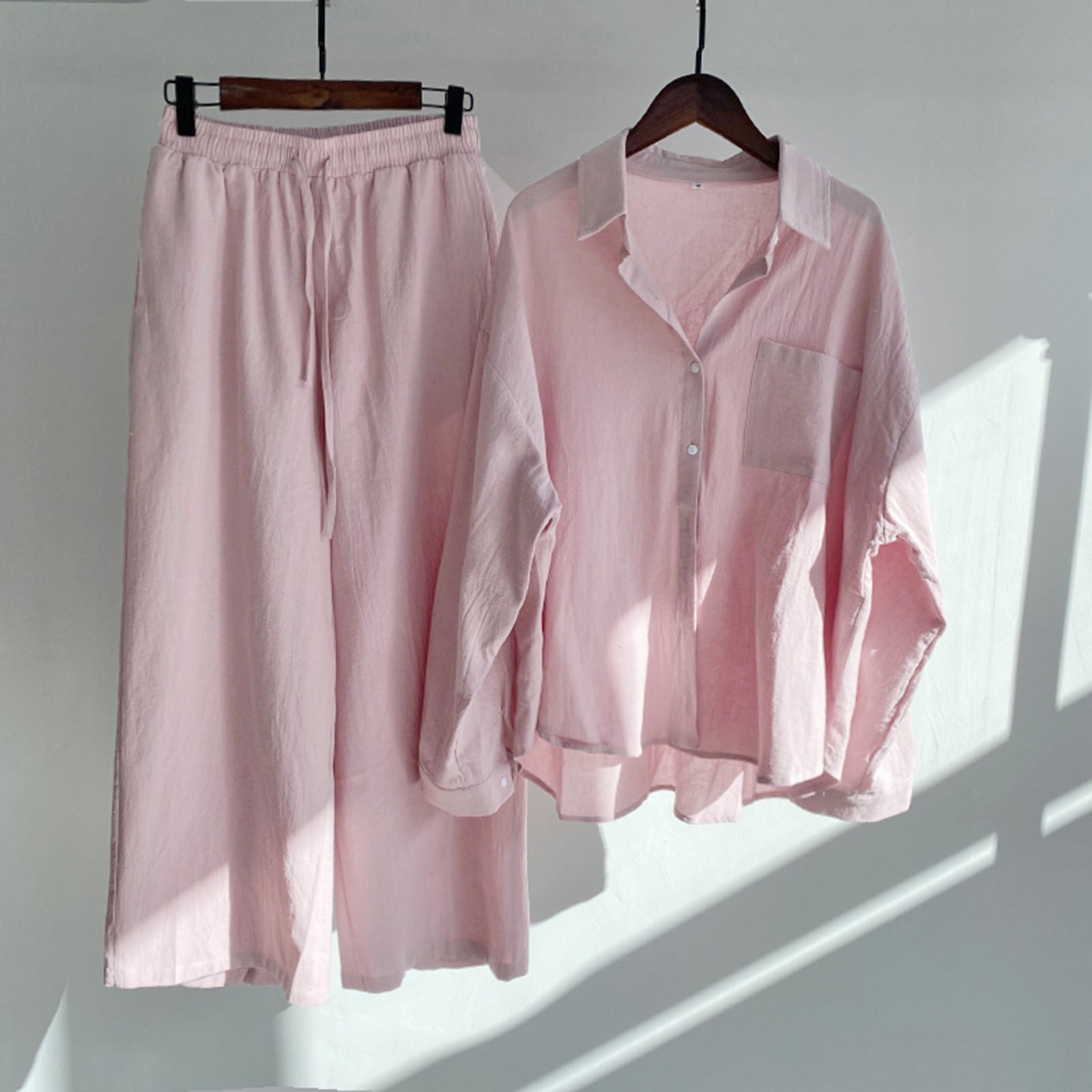 thumbnail image 2 of Conjunto informal de camisa retro de algodón con botones y pantalones cortos holgados de cintura alta con bolsillos para mujer - Conjunto de dos piezas para primavera/verano, 2 of 4